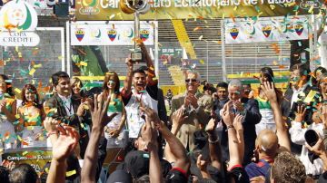 Los jugadores del Deportivo Quito celebran el quinto título de su historia, conquistado ayer sábado, en el estadio Atahualpa de Quito.