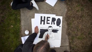 Un dibujante hace un afiche del soldado estadounidense Bradley Manning.