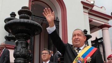 Hugo Chávez saluda a seguidores en el panteón nacional.