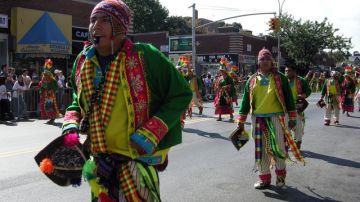 Inmigrantes bolivianos representando su país durante un desfile de la Hispanidad en Queens.