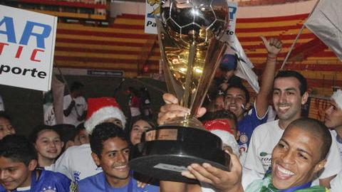 Los jugadores del Isidro Metapán celebran tras coronarse campeones del Torneo Apertura de la Primera División, ayer, en el Cuscatlán.