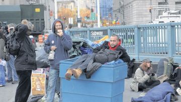Integrantes del movimiento 'Ocupemos Wall Street' tras el desalojo de la plaza Zucotti, en Nueva York, el martes pasado.