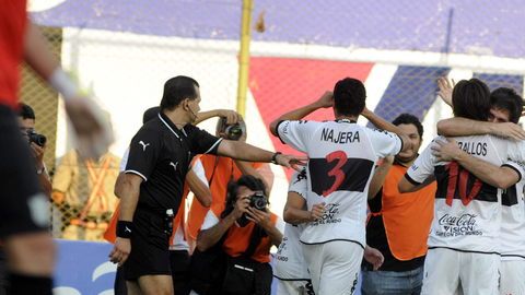 Maximiliano Biancucchi, primo de Lionel Messi,  celebra tras marcar un gol para Olimpia, nuevo campeón guaraní.