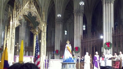 La imagen de la Santísima Virgen de la Nube ya instalada en el altar de la Catedral de San Patricio,  en Manhattan. En la foto a la derecha, Rosa Romero junto a su familia poco antes de entrar a la solemne misa.