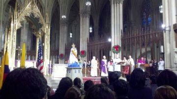 La imagen de la Santísima Virgen de la Nube ya instalada en el altar de la Catedral de San Patricio,  en Manhattan. En la foto a la derecha, Rosa Romero junto a su familia poco antes de entrar a la solemne misa.