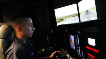Edgar Moreno, de 19 años, estudiante universitario, maniobra un simulador de avión en el campus de la Southern Texas University en Houston (Texas) en un programa dirigido a la formación académica en cursos de ciencias para ingresar y competir en el mundo de la aviación comercial y la aeronáutica espacial.