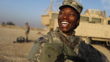 La soldado Shunterika Lewis no oculta su felicidad al abandonar suelo iraquí el fin de semana.