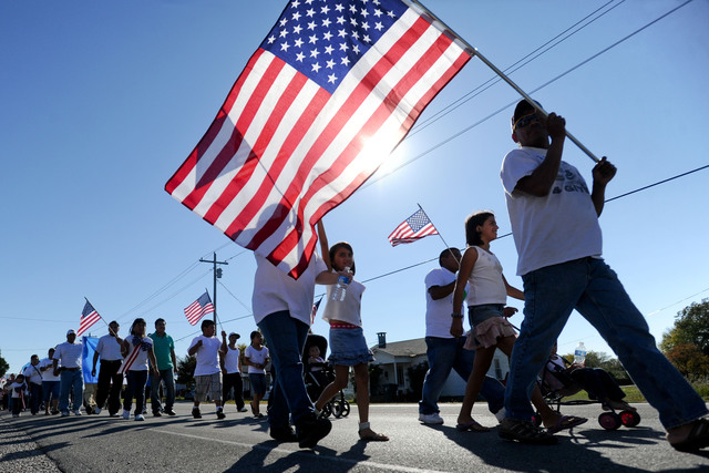 Hispanos marchan para expresar su oposición a ley migratoria en Alabama.