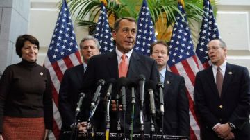 El presidente de la Cámara de Representantes de EE.UU., el republicano John Boehner, (c), hace unas declaraciones a la prensa en el Capitolio, Washington.