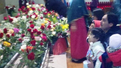 Leonardo Pineda en la iglesia Nuestra Señora de Guadalupe celebra con su familia el cumplimiento de la promesa de no beber por cinco meses que le hizo a la virgen.