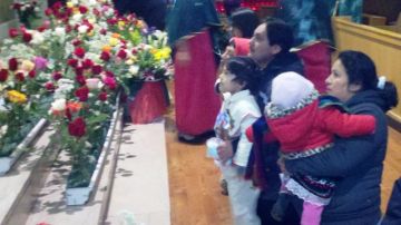 Leonardo Pineda en la iglesia Nuestra Señora de Guadalupe celebra con su familia el cumplimiento de la promesa de no beber por cinco meses que le hizo a la virgen.