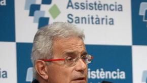 Los doctores Ramón Cugat (izq.) y Ricard Pruna durante la rueda de prensa  tras intervenir al jugador del conjunto azulgrana David Villa.