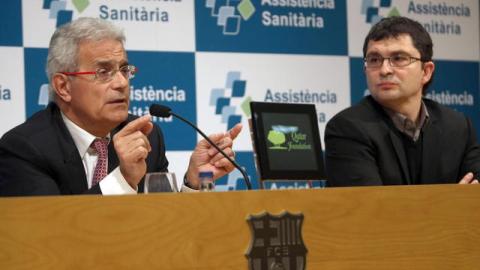 Los doctores Ramón Cugat (izq.) y Ricard Pruna durante la rueda de prensa tras intervenir al jugador del conjunto azulgrana David Villa.