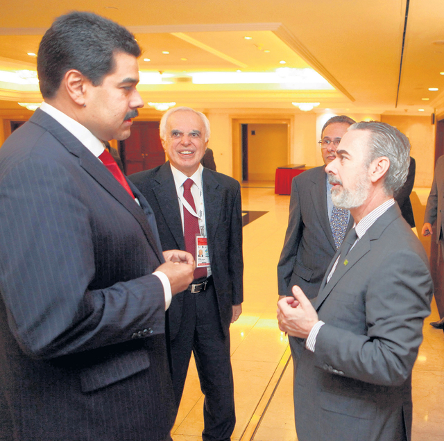 Los ministros  de Venezuela, Nicolás Maduro (i), y de Brasil, Antonio Patriota (d), conversan antes de la reunión de cancilleres de los países del Mercado Común del Sur (Mercosur).