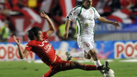 Jhon Lozano (izq.) del América, disputa un balón con Iván Corrredor de los Patriotas, durante el juego que marcó el descenso a la B del cuadro caleño.