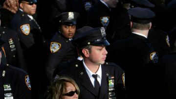 Policías y oficiales de Nueva York y Nueva Jersey asistieron ayer al entierro del agente Peter Figoski quien murió baleado durante un robo en Brooklyn.