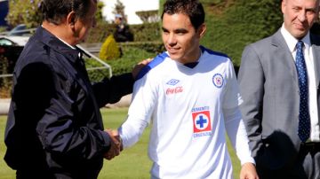 El delantero mexicano Omar Bravo fue presentado ayer  como nuevo refuerzo de Cruz Azul para la próxima temporada.