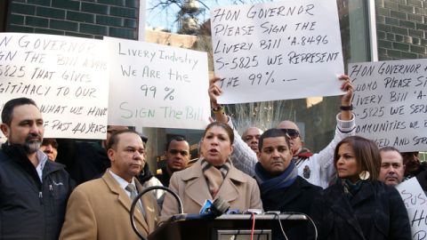 Los taxistas y propietarios de bases 'livery' -que habían pedido la firma del gobernador Andrew Cuomo-  aplaudieron ayer el acuerdo sobre esta ley que beneficia a los conductores 'sin medallón'.