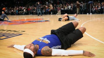 Carmelo Anthony se estira sobre el tablero del Madison Square Garden en un entrenamiento efectuado el   domingo.