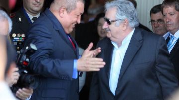 El presidente de Venezuela, Hugo Chávez (i), saluda a su homólogo de Uruguay, José Mujica (d), a su llegada a la Cumbre de Presidentes del Mercosur.