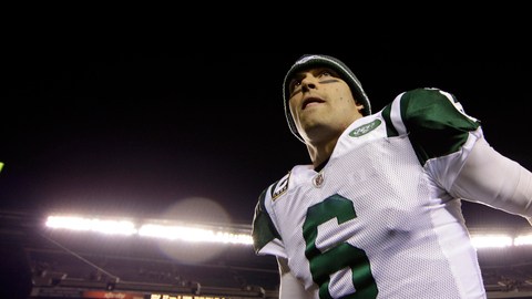 Mark Sánchez se lesionó cuando fue golpeado por el defensive end Jason Babin de los Eagles en el tercer período.