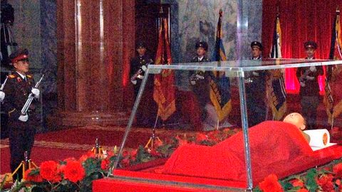Cadáver de Kim Jong-il, cuyo féretro reposa en el palacio de Kumsusan, a las afueras de la capital de Corea del Norte, Pyongyang. En el recuadro Kim Jong-un.