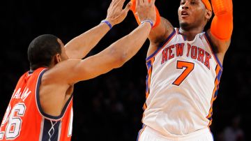 Carmelo Anthony (7) intenta encestar para los Knicks ante la marca de  Stephen Graham (26) de los Nets.