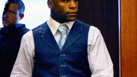 Floyd Mayweather Jr. (centro) le grita a un fotógrafo tras abandonar la corte donde fue sentenciado a 90 días de prisión.