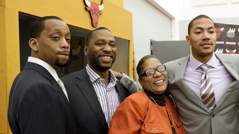 Una sonriente familia Rose posa tras el anuncio hecho ayer por  los Bulls. Desde la izquierda, los hermanos Allan, Dwayne, la madre Brenda, Derrick y Reggie.