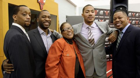 Una sonriente familia Rose posa tras el anuncio hecho ayer por  los Bulls. Desde la izquierda, los hermanos Allan, Dwayne, la madre Brenda, Derrick y Reggie.