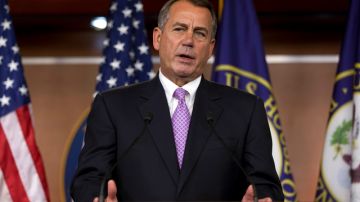 El legislador republicano John Boehner anuncia en el Capitolio el acuerdo alcanzado.