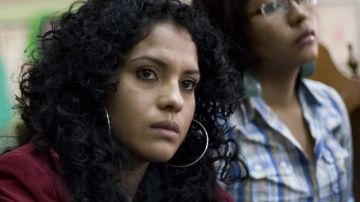 Imagen de Victoria Bautista (i), hija de Marcial Bautista, y Coral Rojas (d), hija de Eva Alarcón, ecologistas desaparecidos, durante una rueda de prensa.