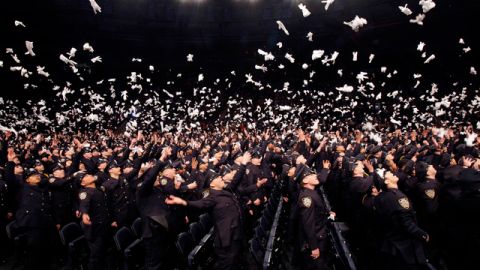 Los nuevos oficiales de policía de Nueva York celebran la masiva graduación en el MSG.