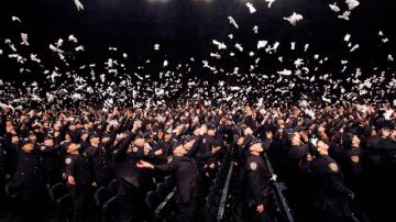 Los nuevos oficiales de policía de Nueva York celebran la masiva graduación en el MSG.