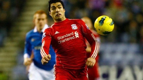 El goleador Luis Suárez fue castigado con ocho partidos en la liga inglesa por supuesto comentario racial.