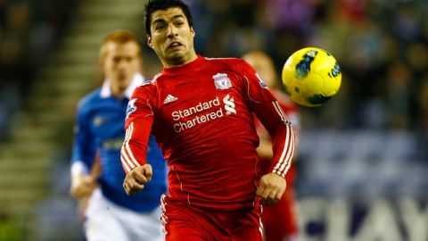 El goleador Luis Suárez fue castigado con ocho partidos en la liga inglesa por supuesto comentario racial.