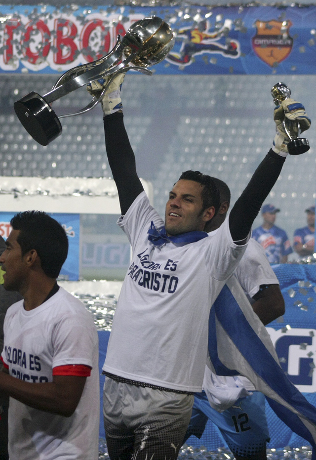 El arquero Sebastian Viera levanta el trofeo de campeón colombiano obtenido por el Atlético Junior, luego de vencer al Once Caldas.
