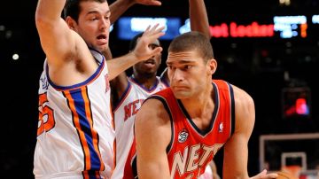 Brook López (der.) se lesionó ante los Knicks en el segundo juego de la pretemporada.