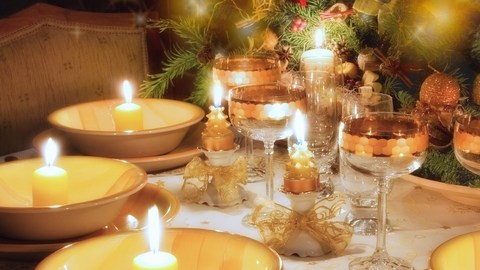 Las velas y las plantas son un buen recurso  para lograr una mesa navideña bonita y original.