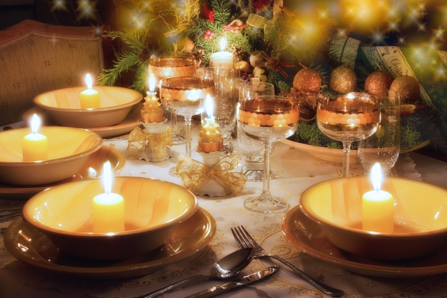 Las velas y las plantas son un buen recurso  para lograr una mesa navideña bonita y original.
