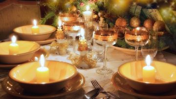 Las velas y las plantas son un buen recurso  para lograr una mesa navideña bonita y original.