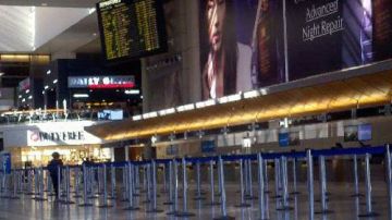 Terminal de salidas internacionales en el LAX, un día antes de la Navidad sin pasajeros.