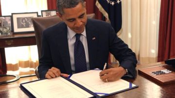 El presidente de Estados Unidos firma el alivio fiscal.