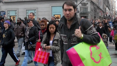 La gente se tiró a la calle a buscar las últimas gangas en las tiendas por departamentos.