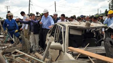 El presidente de Colombia Juan Manuel Santos (2-d) visita la zona del desastre ayer en el área rural de la localidad de Dosquebradas, centro oeste del país.
