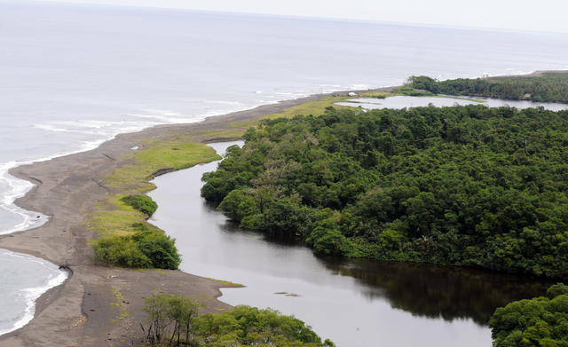 El  río San Juan  marca la línea fronteriza entre Nicaragüa y Costa Rica.