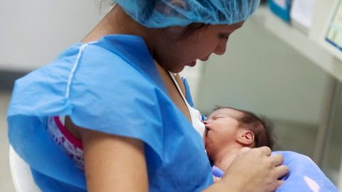 Yulexis, una joven de 17 años y que acaba de ser madre de su segundo hijo, en  Caracas, lo  amamanta en una sala de incubadoras para bebés prematuros.