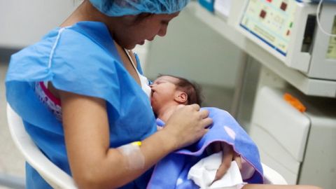 Yulexis, una joven de 17 años y que acaba de ser madre de su segundo hijo, en  Caracas, lo  amamanta en una sala de incubadoras para bebés prematuros.