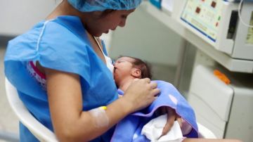 Yulexis, una joven de 17 años y que acaba de ser madre de su segundo hijo, en  Caracas, lo  amamanta en una sala de incubadoras para bebés prematuros.