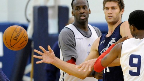 Brook López -al centro en una práctica reciente- se lesionó el miércoles.